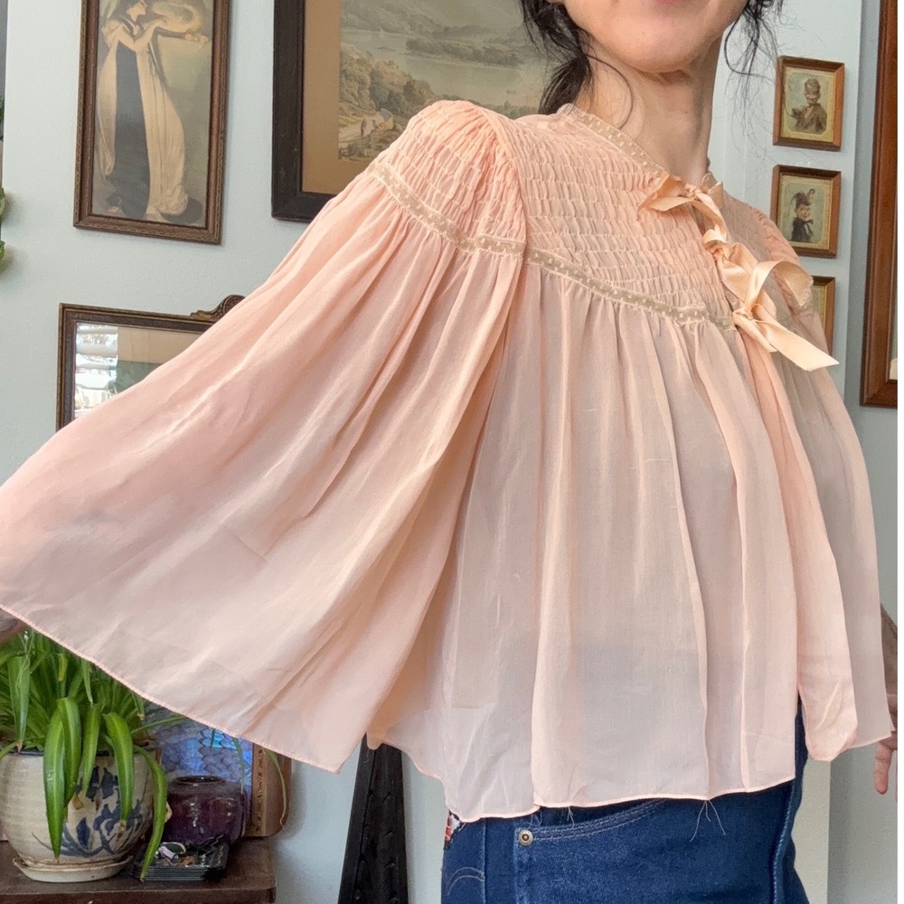 Vintage 30s 40s Pink Peach Smocked Chiffon Bed Jacket Lace Trim Capelet - Picture 3 of 8